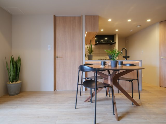ラヴィドール目白の居間・リビング|ユナイテッドアローズ社がもつブランドの世界観を住空間に落とし込みながら、従来の様式美や一過性のトレンドに流されることなく、暮らしの普遍を丁寧に見つめながら住空間づくりを目指し施したリノベーションです