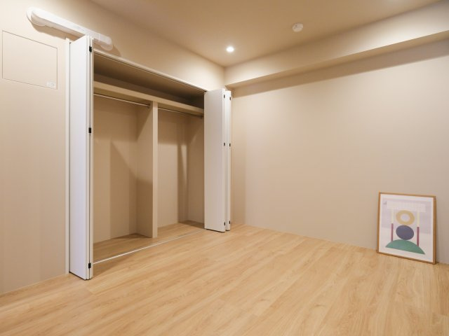 ラヴィドール目白の洋室|洋室1には間口の広いクローゼットが備わっています。たっぷりと荷物を収納でき、居住空間は広くお使いいただけます