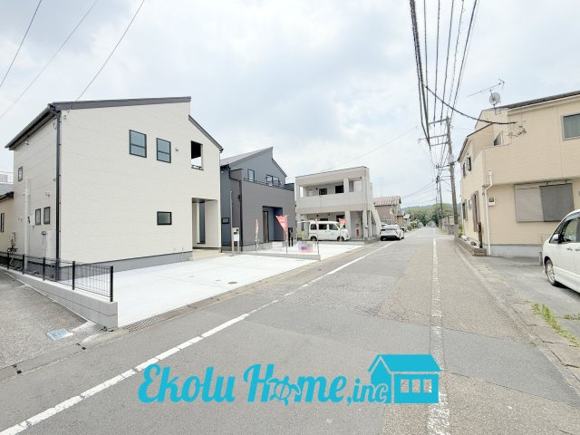 あきる野小川東第1期　全2棟　2号棟の前面道路含む現地写真|2026年7月撮影