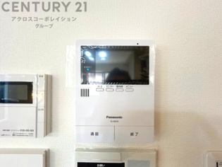 訪問者が来たときにテレビ画面で確認できるため、安心してドアを開けられます。録画機能があるものもあり、留守中に来訪者を記録しておくことができます。利便性が高く、セキュリティ面でも安心です。