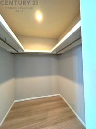 収納力が高く洋服や小物を整理しやすく、更衣室のように使え、部屋がすっきり保てます。収納の配置を自由に調整でき、換気性が良く防湿・防虫対策も可能。快適で機能的な生活空間を実現できます♪