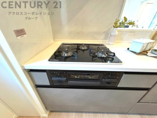 多数の調理器具を同時に使用でき、料理の効率化が可能。省エネで節約になり、様々な料理スタイルに適応できます。また、火力調整が独立しており、手入れや掃除もしやすく、今よりもっとお料理が楽しくなるかも。