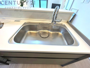 大きなシンクでお鍋などの大きな調理器具を洗う際にも便利です。
