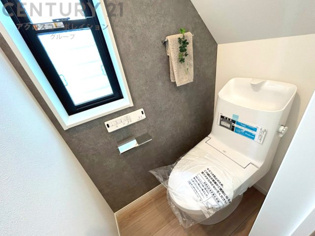 温水洗浄便座付トイレは温水洗浄機能により、暖かい水でおしりを洗浄することができ、冷たい水を使う従来の便座に比べ、温水洗浄機能で暖かいトイレを提供し、快適な使用を可能にします。
