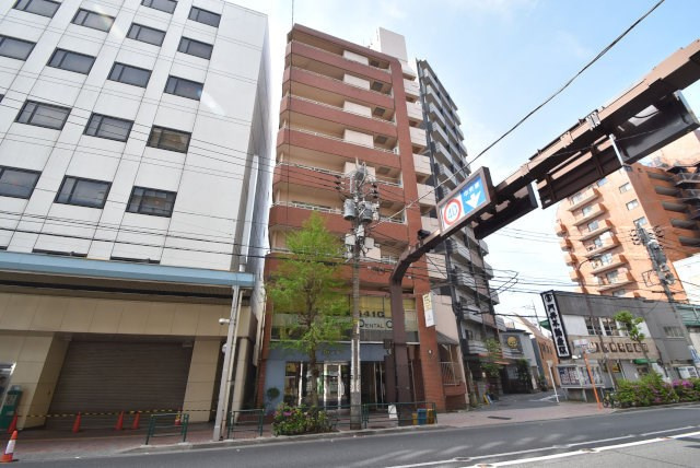 【外観】 | MJハイツ | 青空によく映える建物です。手入れの行き届いた外壁やマンション正面エントランスなど、綺麗な姿をぜひ一度、現地にてご覧ください。～即日のご見学可能～　お問合せはお気軽にどうぞ。