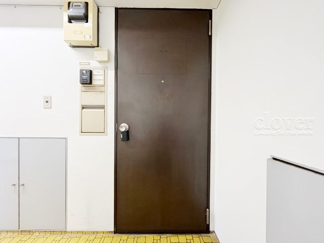 【その他共用部分】 | MJハイツ | 皆様をお迎えする、お部屋の玄関ドア。開けやすさや開放角度、ドアノブの操作しやすさや鍵の形状などを、現地で一度ご確認ください。～即日のご見学可能～　お問合せはお気軽にどうぞ。
