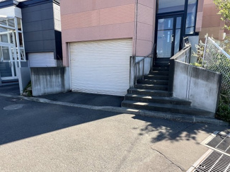 【駐車場】 | 小樽市星野町 車庫付き一戸建 | 冬も安心玄関フードと高さ2.2組込み車庫音王♪