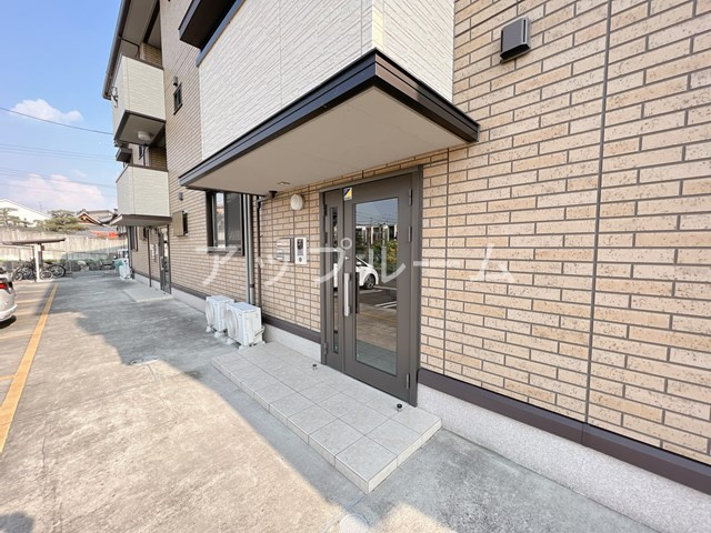 春日井市松河戸町６丁目のアパートのエントランス
