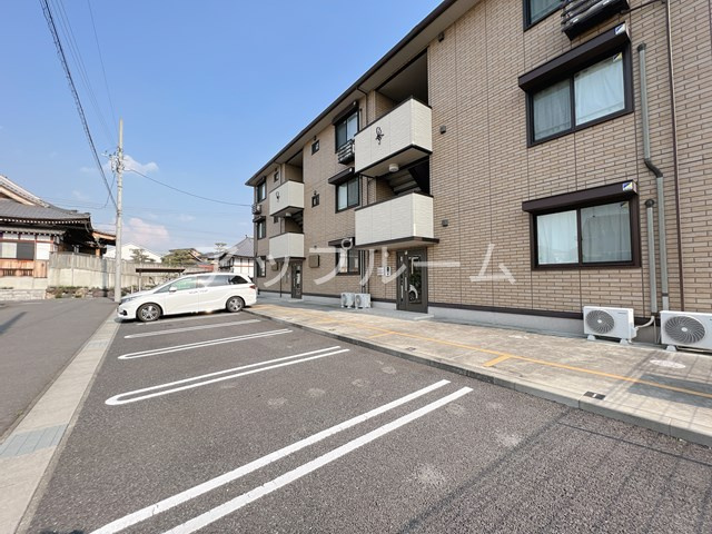 春日井市松河戸町６丁目のアパートの駐車場