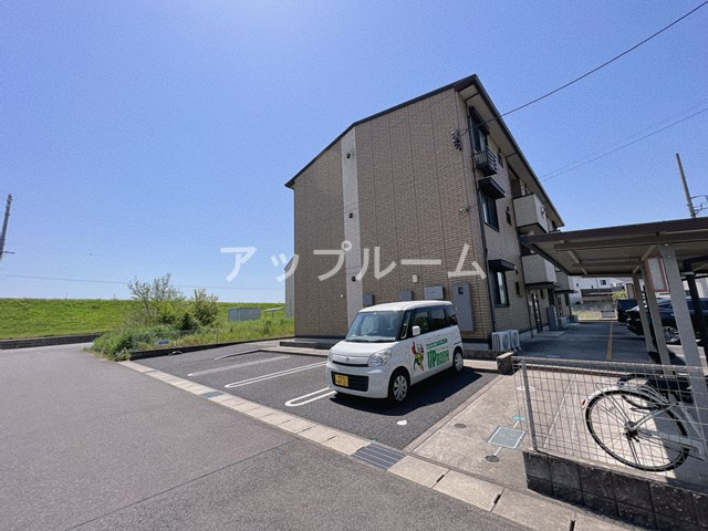 春日井市松河戸町６丁目のアパートの駐車場