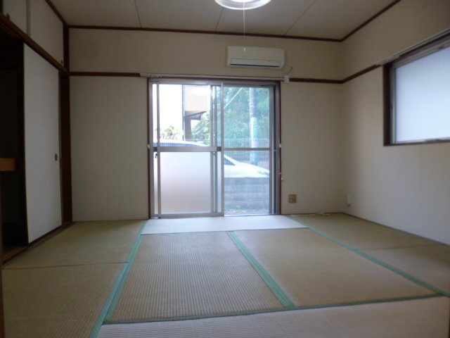 府中市多磨町２丁目のアパートの和室