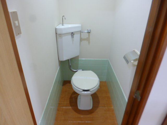 府中市多磨町２丁目のアパートのトイレ