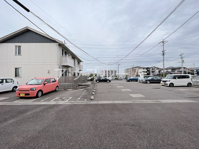 ピアチェーレＫ B棟の駐車場