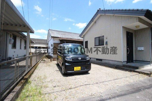 日髙貸家の駐車場|駐車場があるので、車を買う予定の方も安心です