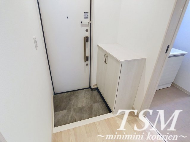メゾンレヴナ木田町の玄関