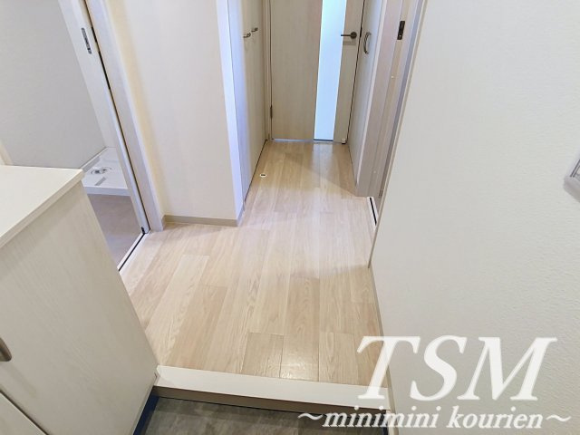メゾンレヴナ木田町の玄関