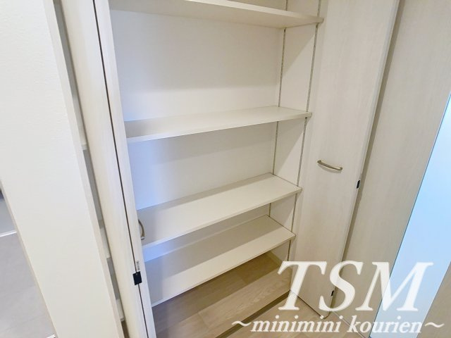 メゾンレヴナ木田町の収納|玄関ホールにある収納スペース