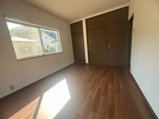 【洋室】 | 熊本県熊本市南区城南町東阿高　～令和8年7月リフォーム！内外装綺麗で快適な住環境～ | 落ち着いた木目調の建具と収納を備えた居心地の良い空間