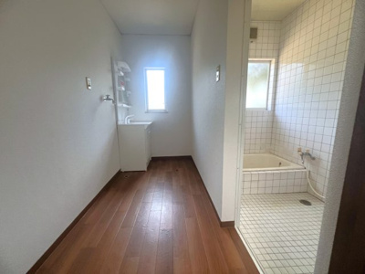 【独立洗面台】 | 熊本県熊本市南区城南町東阿高　～令和8年7月リフォーム！内外装綺麗で快適な住環境～ | 窓からの自然光で明るく換気もスムーズに行える洗面空間