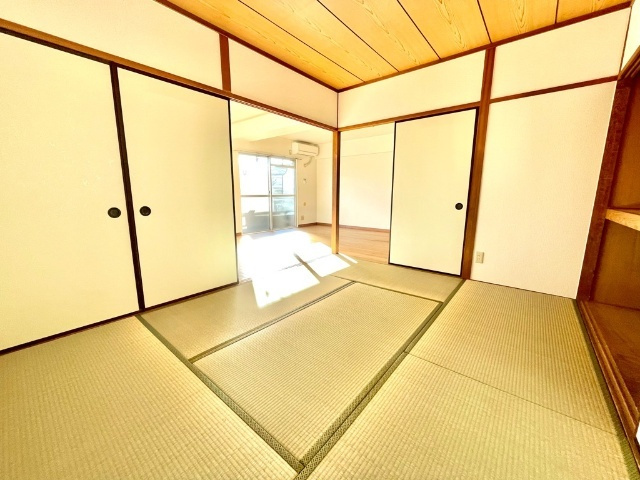 シャンポール鴻ノ巣の和室