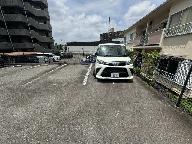 シャンポール鴻ノ巣の駐車場