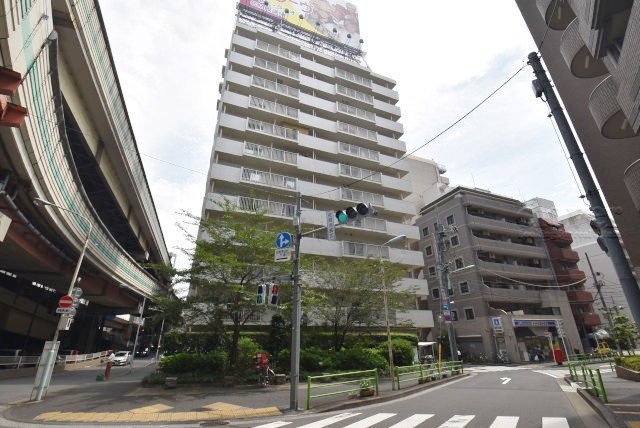 【外観】 | ニューライフ日本橋 | 手入れの行き届いた外壁やエントランスなど、「見ればわかる」レベルで清潔感を保ったマンションです。築年数を感じさせない姿で皆様をお出迎えします。～即日のご見学可能～　お問合せはお気軽にどうぞ。
