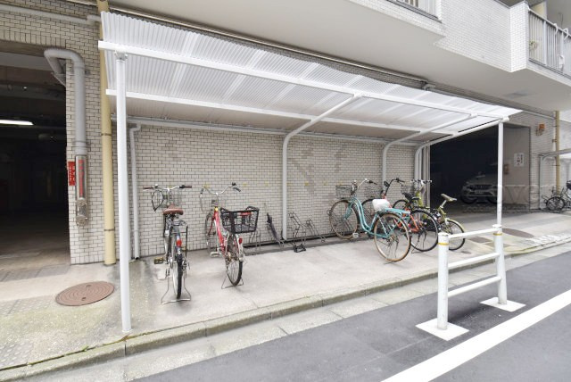 【駐輪場】 | ニューライフ日本橋 | 自転車置き場。マンションの共用部にあたります。空きの有無や駐輪料金、各戸の台数制限などについては、改めてお問い合わせください。～即日のご見学可能～　お問合せはお気軽にどうぞ。
