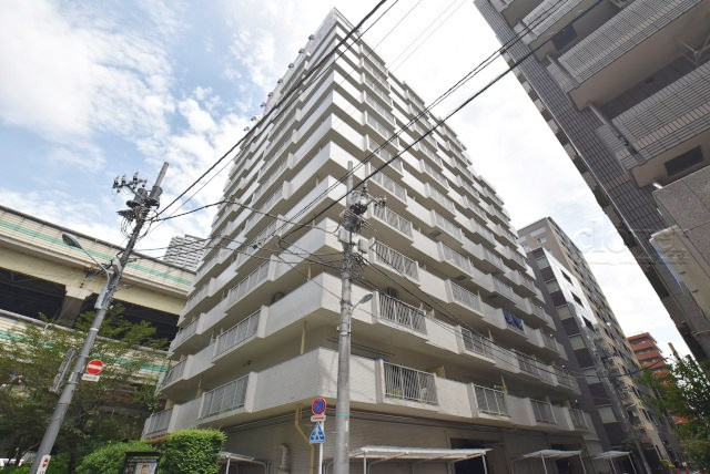 【外観】 | ニューライフ日本橋 | 青空によく映える建物です。手入れの行き届いた外壁やマンション正面エントランスなど、綺麗な姿をぜひ一度、現地にてご覧ください。～即日のご見学可能～　お問合せはお気軽にどうぞ。
