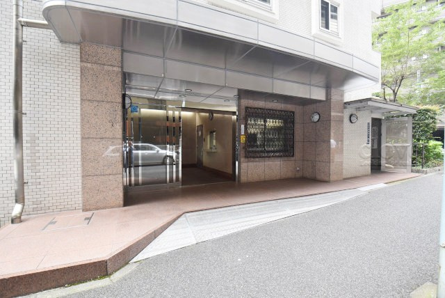 【エントランス】 | ニューライフ日本橋 | マンションの正面エントランス。出入りする人間を癒してくれるマンション入り口であり、その建物の「顔」でもあります。～即日のご見学可能～　お問合せはお気軽にどうぞ。
