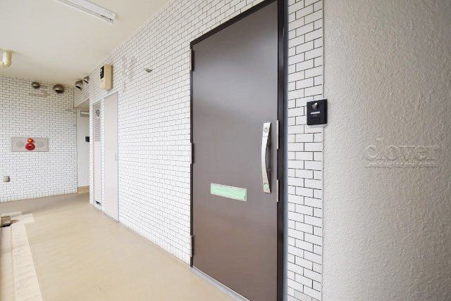 【その他共用部分】 | ニューライフ日本橋 | 皆様をお迎えする、お部屋の玄関ドア。開けやすさや開放角度、ドアノブの操作しやすさや鍵の形状などを、現地で一度ご確認ください。～即日のご見学可能～　お問合せはお気軽にどうぞ。
