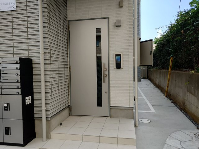 サクラテラス富士見のエントランス