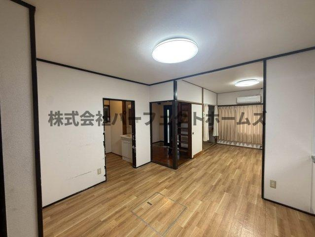 黄金野2丁目戸建　賃貸の居間・リビング|ゆったり過ごせるリビングです