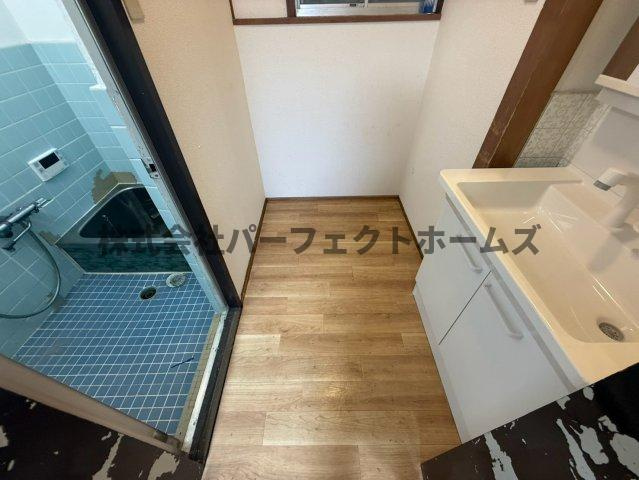 黄金野2丁目戸建　賃貸の洗面所|スペースが確保できる洗面所です