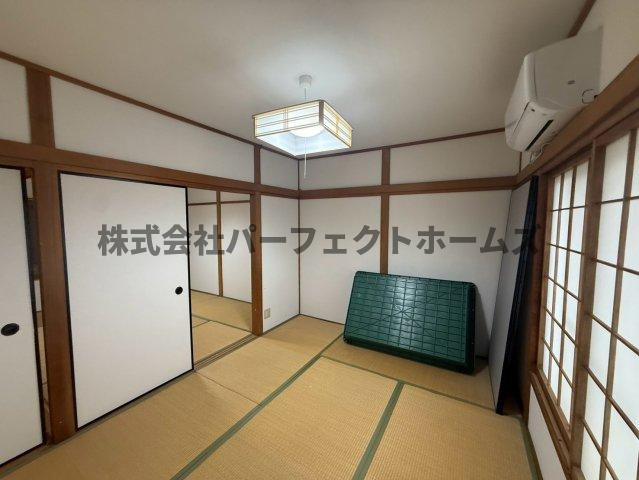 黄金野2丁目戸建　賃貸の和室|明るい和室です