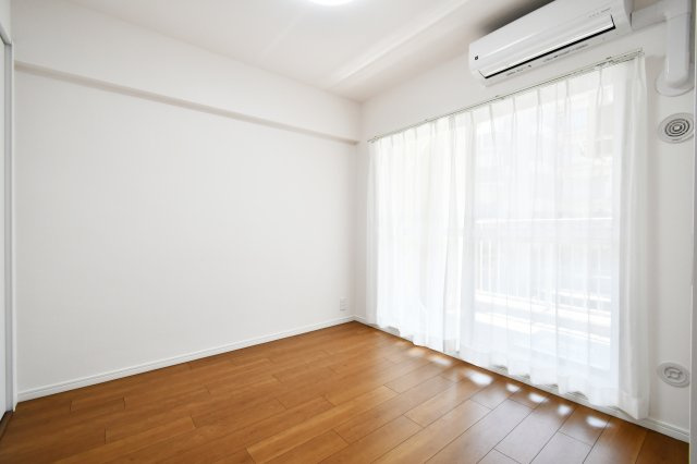 コスモ浦和常盤の洋室|洋室①：お子様の一人部屋、趣味の部屋、在宅勤務場所など、家族構成やライフスタイルに合わせて様々な使い方が出来ます。