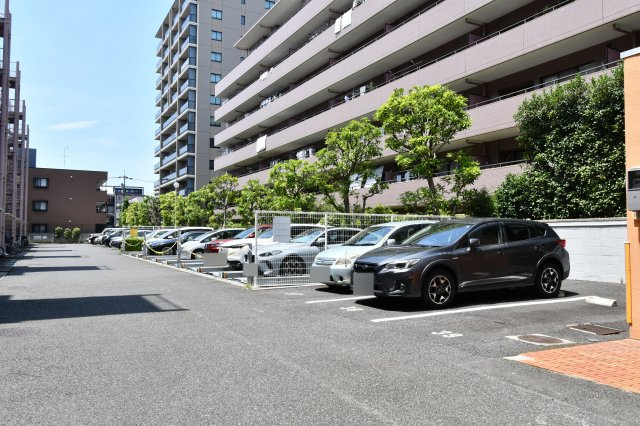 コスモ浦和常盤の駐車場
