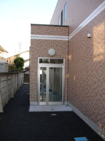 府中市紅葉丘２丁目の賃貸マンションのエントランス