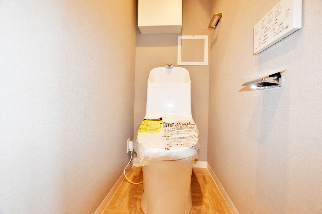 コープ野村伊丹B棟のトイレ|清潔感のあるトイレ空間で、毎日快適にご利用いただけるよう配慮されたシンプルで機能的な設備となっています。