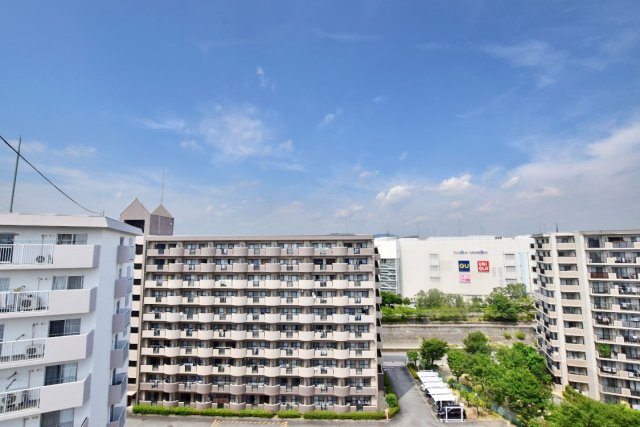 コープ野村伊丹B棟の展望|最上階角部屋の特別感を味わえる住まい。バルコニーからの眺望が、日々の暮らしにゆとりと開放感をプラスします。