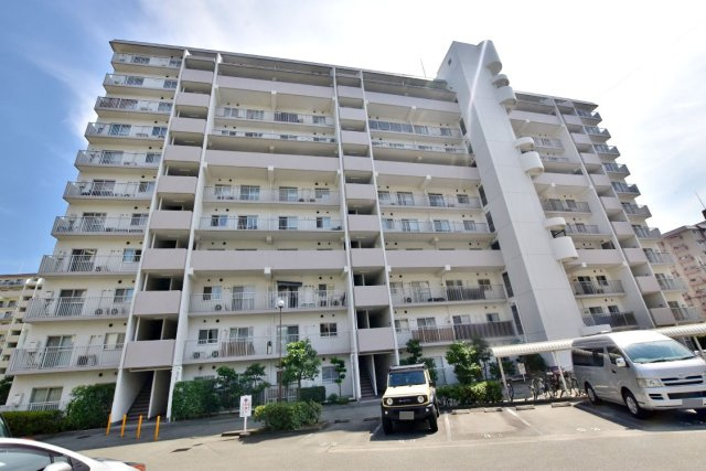 コープ野村伊丹B棟の外観|総戸数198戸の大規模マンションです。