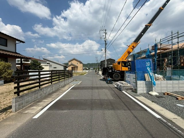 【新築戸建】FelidiaGarden船穂町柳井原1号棟の前面道路含む現地写真