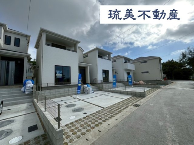 浦添市沢岻（全5棟）A号棟の外観|A号棟　並列駐車2台可♪