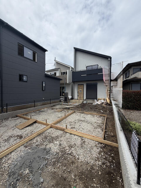 ブルーミングガーデン　千葉市稲毛区園生町２期３棟／２期１号棟の駐車場|7月上旬撮影