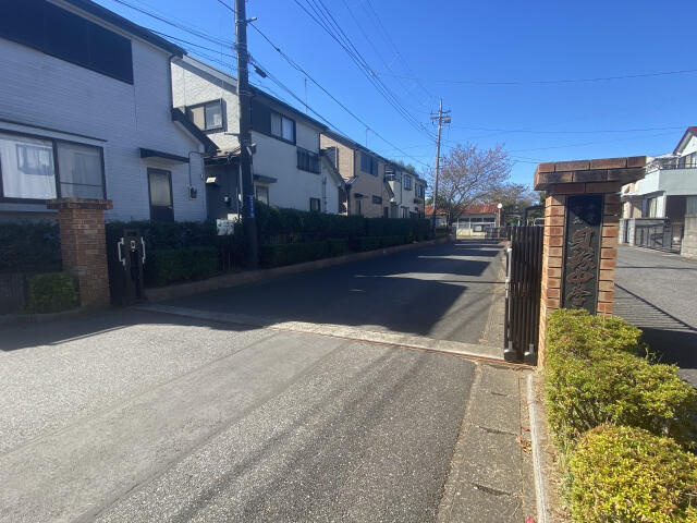 ブルーミングガーデン　千葉市若葉区原町３棟／１期２号棟の前面道路含む現地写真|千葉市立貝塚中学校まで1515m