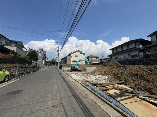 ブルーミングガーデン　千葉市若葉区原町３棟／１期１号棟の前面道路含む現地写真|6月中旬撮影