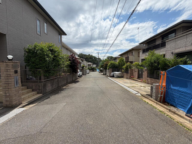 ブルーミングガーデン　千葉市若葉区都賀の台１丁目２期１棟／２期１号棟の前面道路含む現地写真|【前面道路約6.0m】