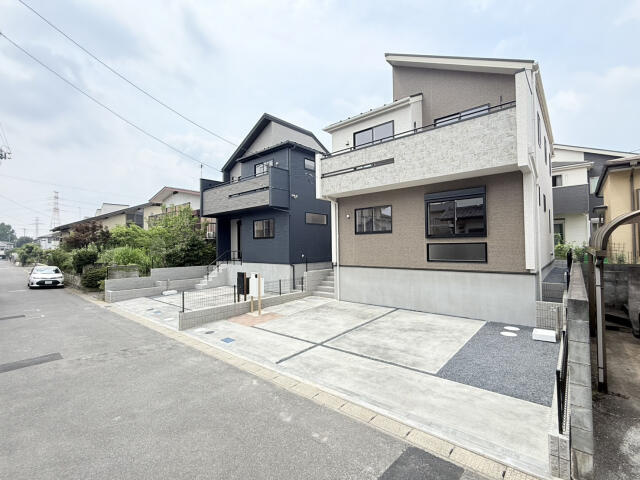 ブルーミングガーデン　千葉市若葉区千城台南１丁目２棟／１期１号棟の前面道路含む現地写真|【外観】