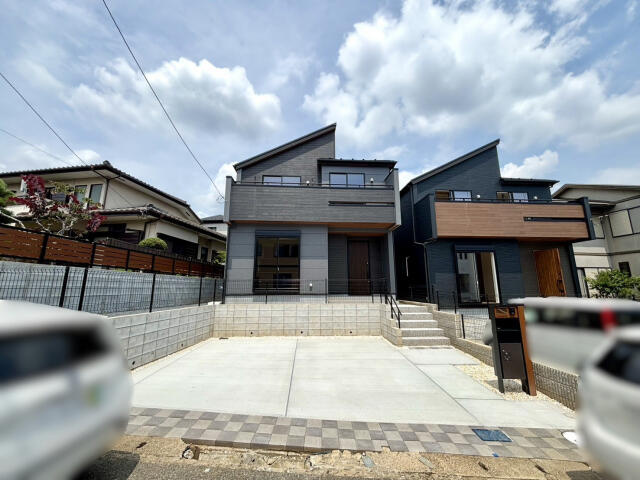 ブルーミングガーデン　千葉市若葉区千城台西１丁目２棟／１期１号棟の駐車場|前面道路含む現地写真