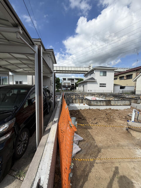 ブルーミングガーデン　千葉市若葉区千城台西１丁目２棟／１期１号棟の駐車場|7月中旬撮影