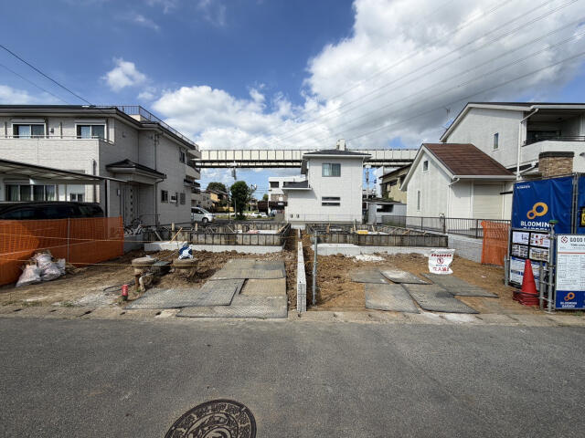 ブルーミングガーデン　千葉市若葉区千城台西１丁目２棟／１期２号棟の駐車場|7月中旬撮影